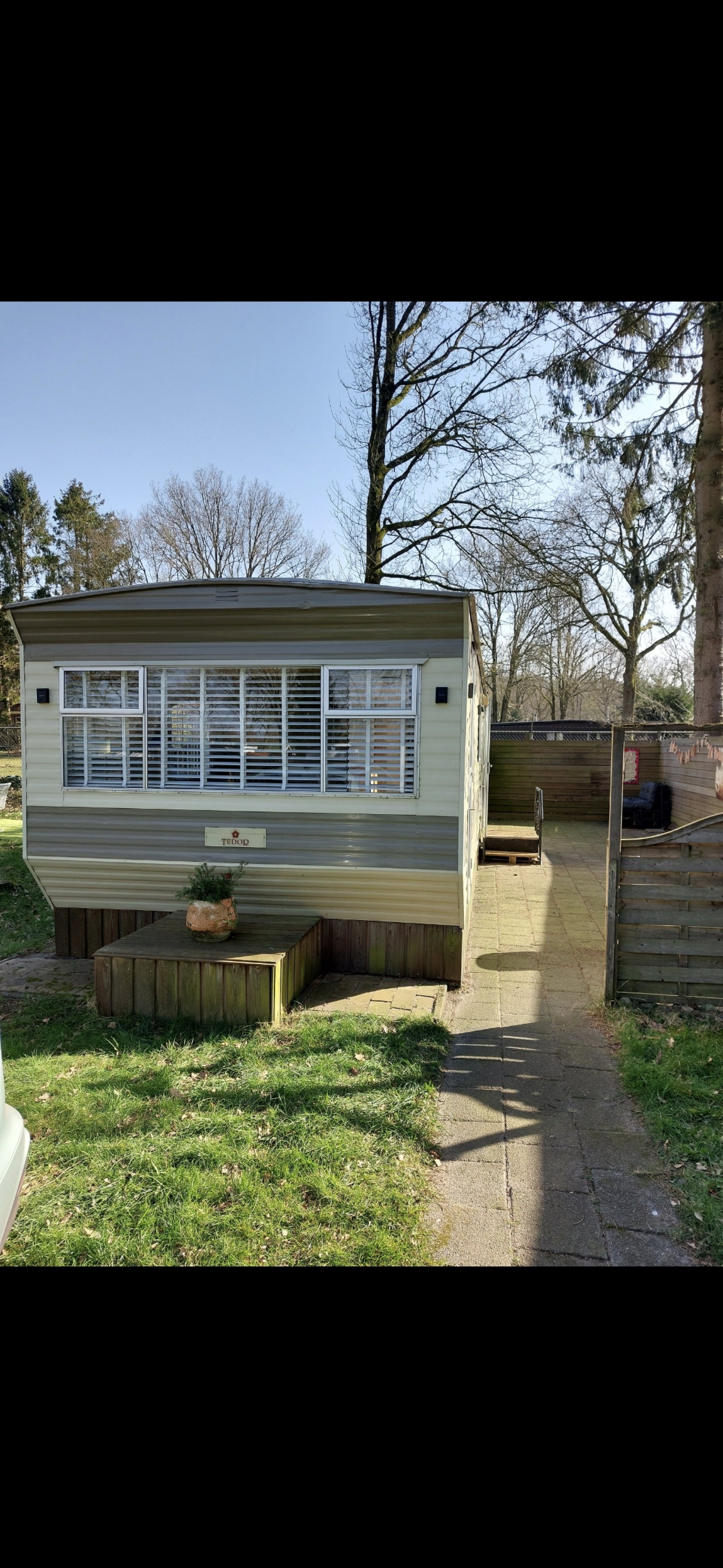 TE KOOP : STACARAVAN OP PLEKNR 23 interesse? bel met de eigenaar mevr Pijnacker. 06-30570717 (seizoensplaats)